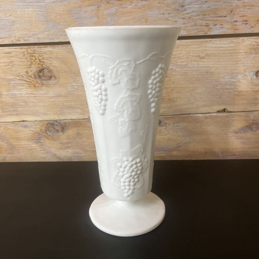 WHITE VASE GRAPES