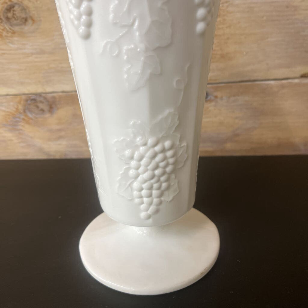 WHITE VASE GRAPES