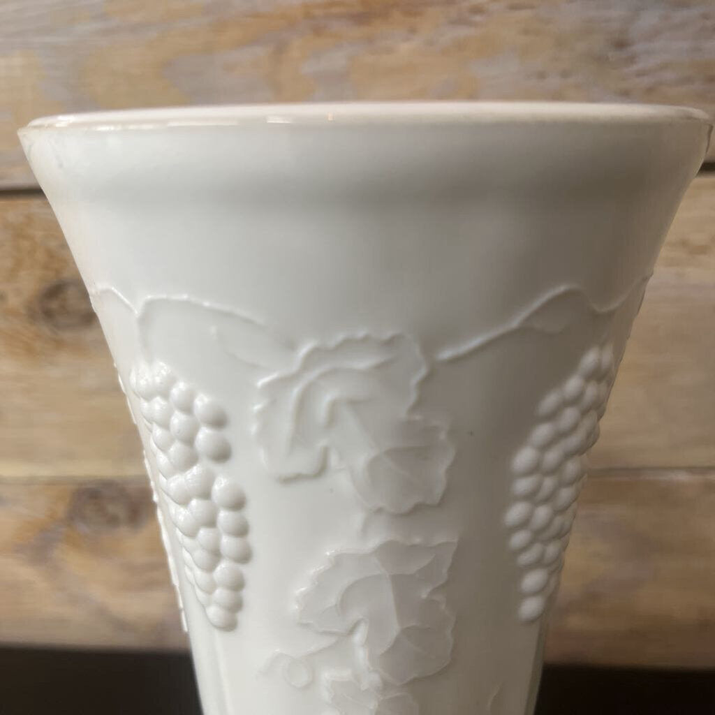 WHITE VASE GRAPES