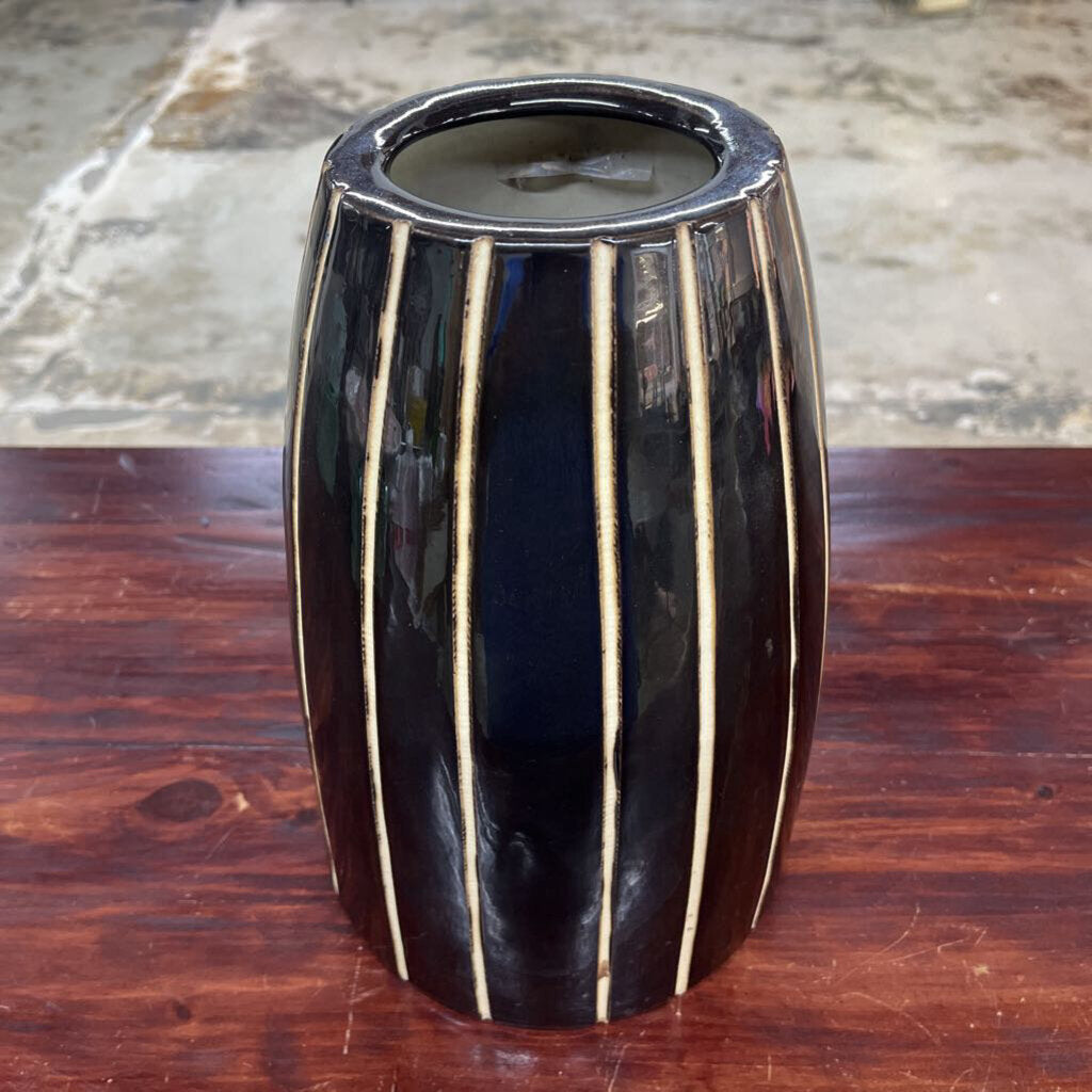 BLACK CERAMIC STRIPE VASE