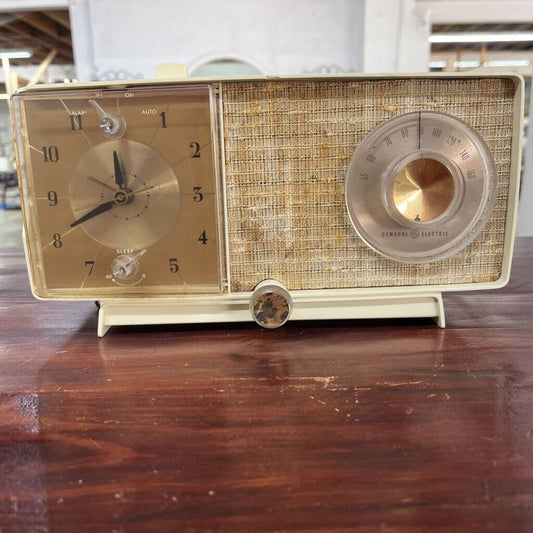 VINTAGE GENERAL ELECTRIC CLOCK RADIO