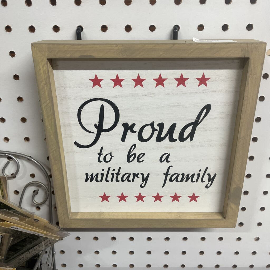 WOOD PICTURE. MILITARY FAMILY