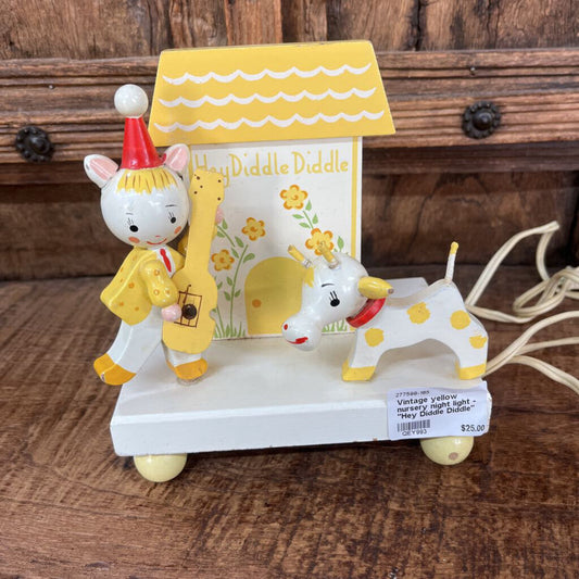 VINTAGE YELLOW NURSERY NIGHT LIGHT -"HEY DIDDLE DIDDLE"