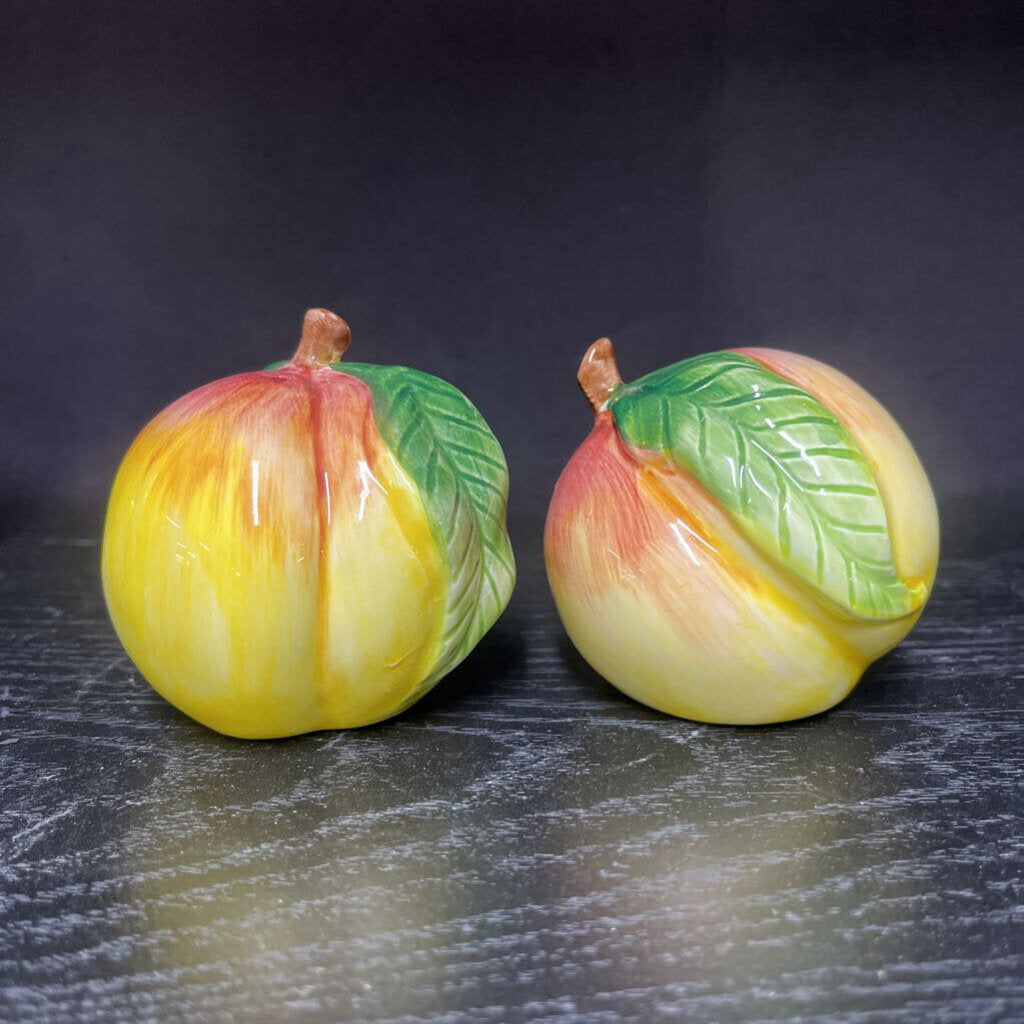 PEACHES OMNIBUS VINTAGE SALT AND PEPPER SHAKERS