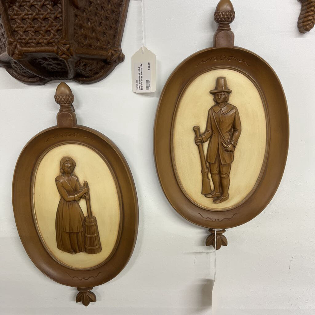 PAIR CRESTYLE PILGRIM LADY & MAN WALL PLAQUES