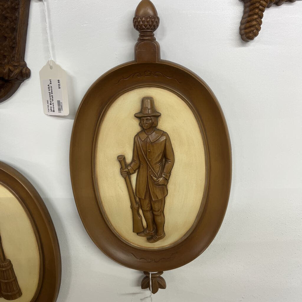 PAIR CRESTYLE PILGRIM LADY & MAN WALL PLAQUES