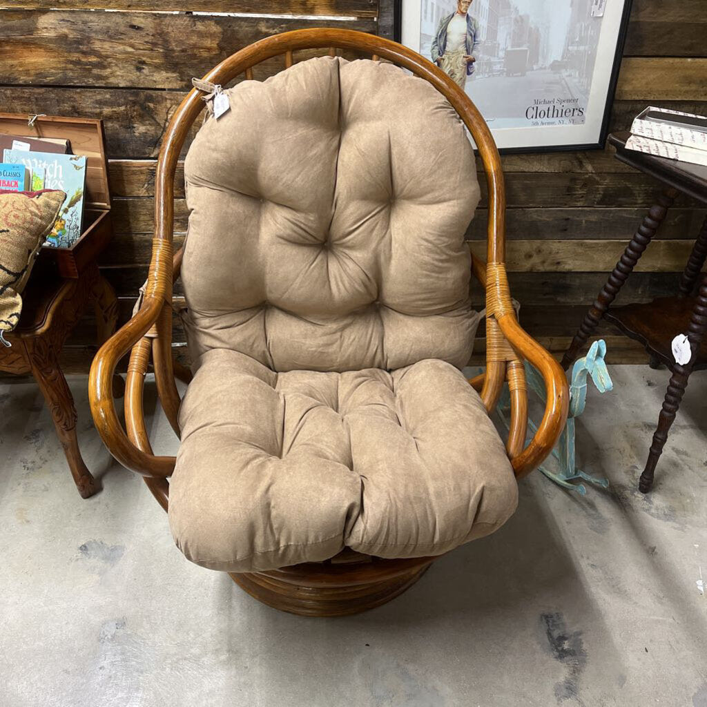 SWIVEL PATIO CHAIR WITH NEW CUSHION