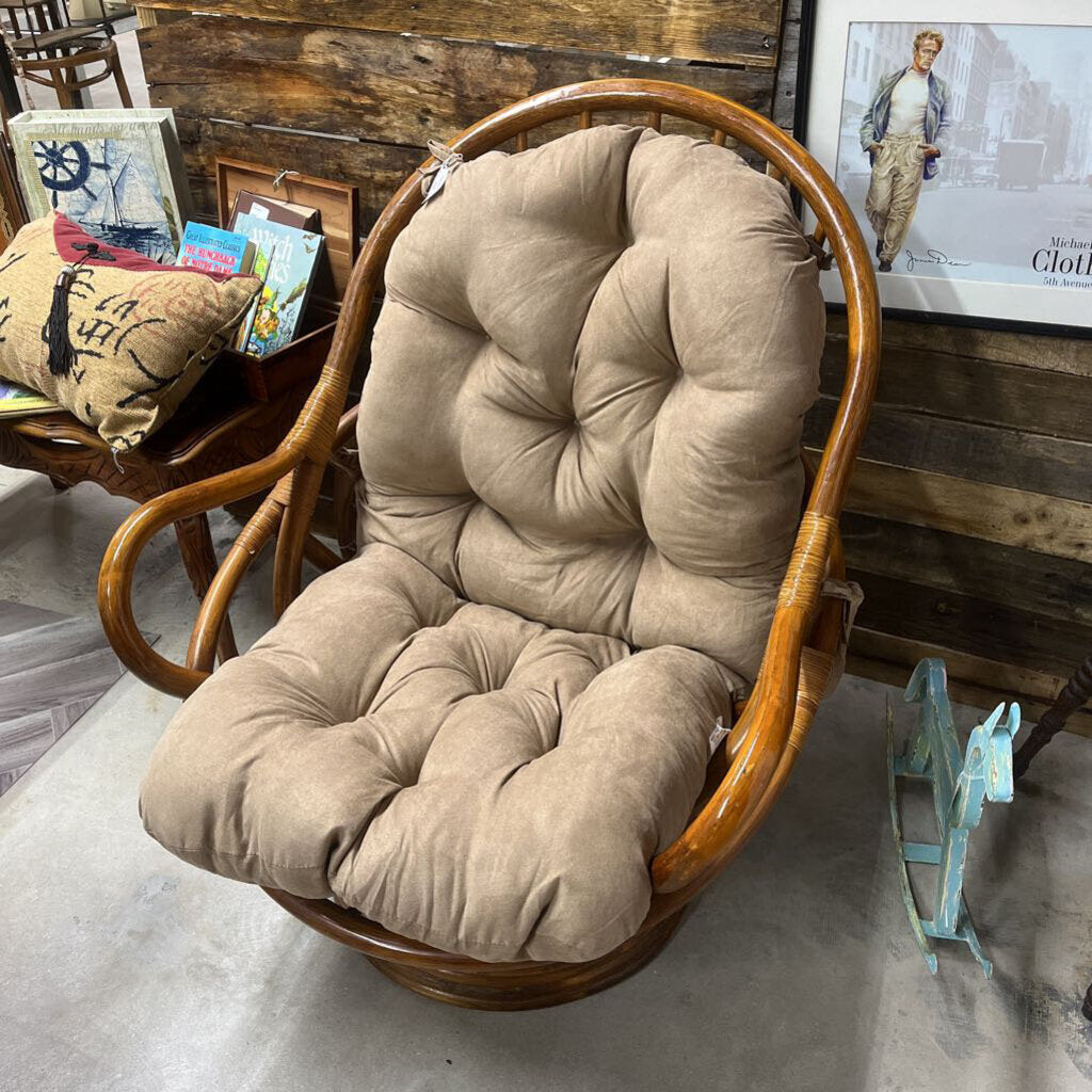 SWIVEL PATIO CHAIR WITH NEW CUSHION