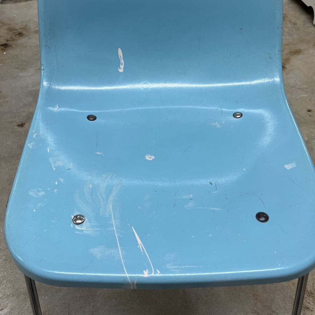 VINTAGE MCM BLUE FIBERGLASS CHAIR (AS IS)