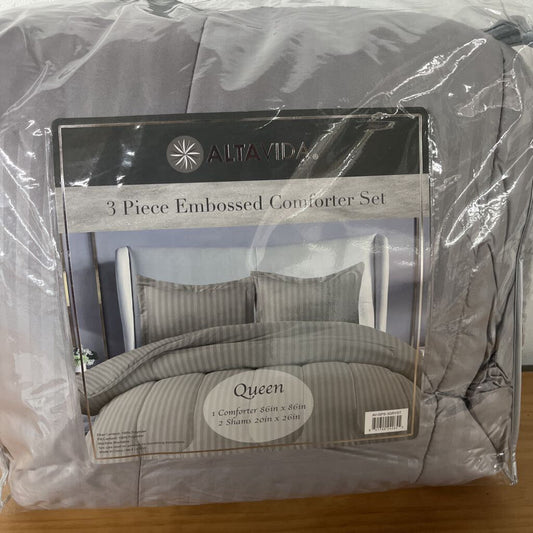 3 piece comforter set (STORE LOCATED AT 2114 PASS ROAD, GULFPORT, MS)