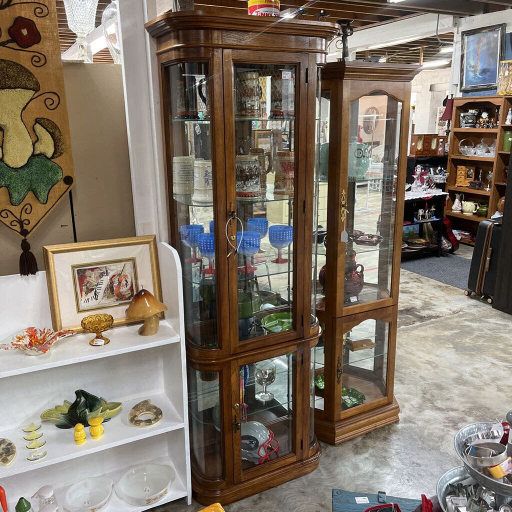 PULASKI CURVED END CHINA CABINET WITH KEYS