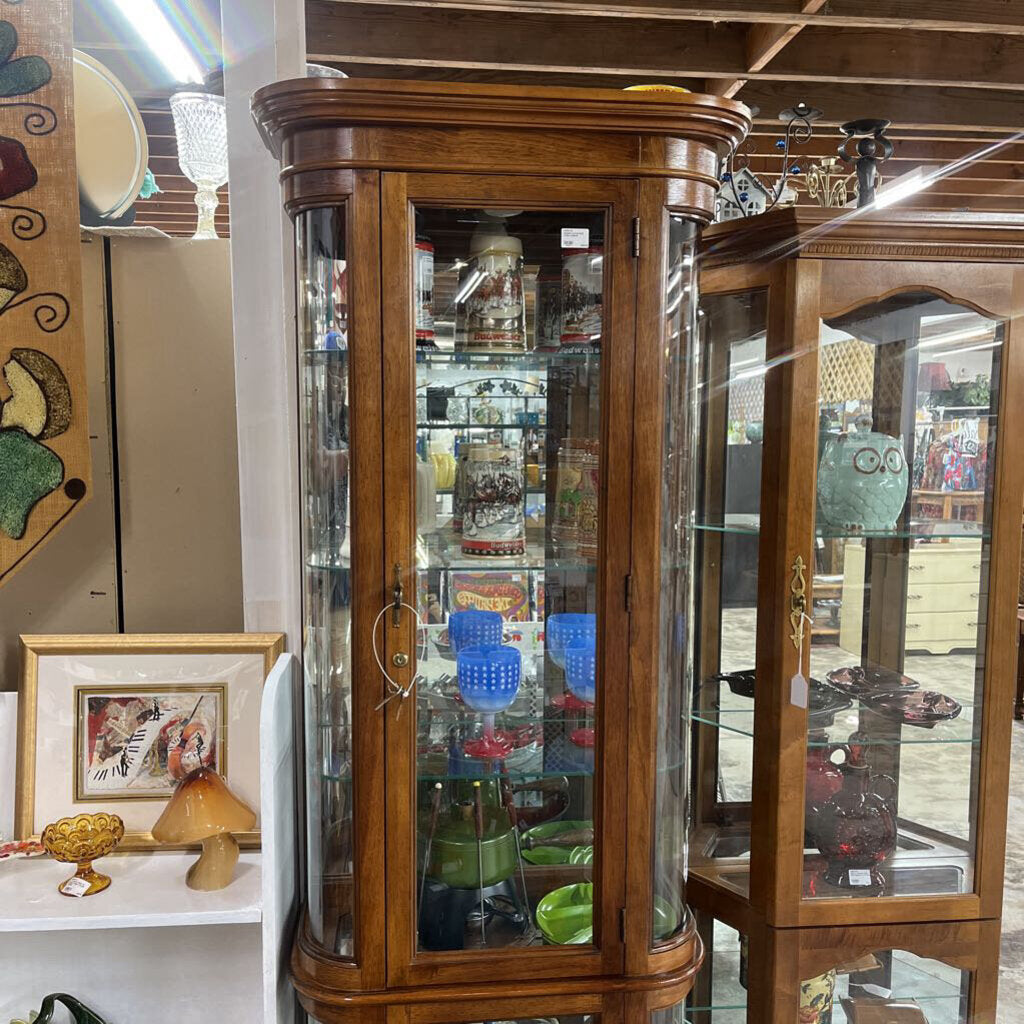 PULASKI CURVED END CHINA CABINET WITH KEYS