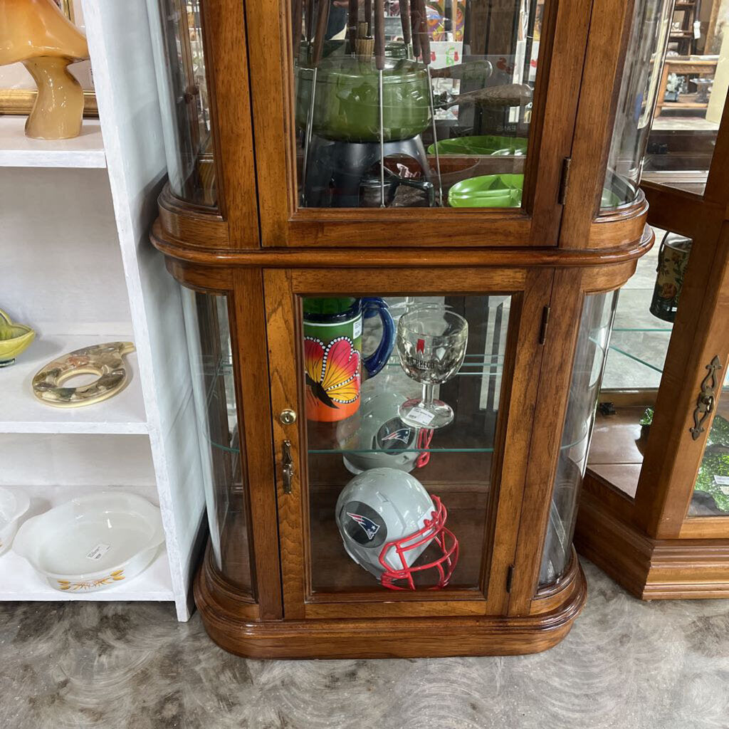 PULASKI CURVED END CHINA CABINET WITH KEYS