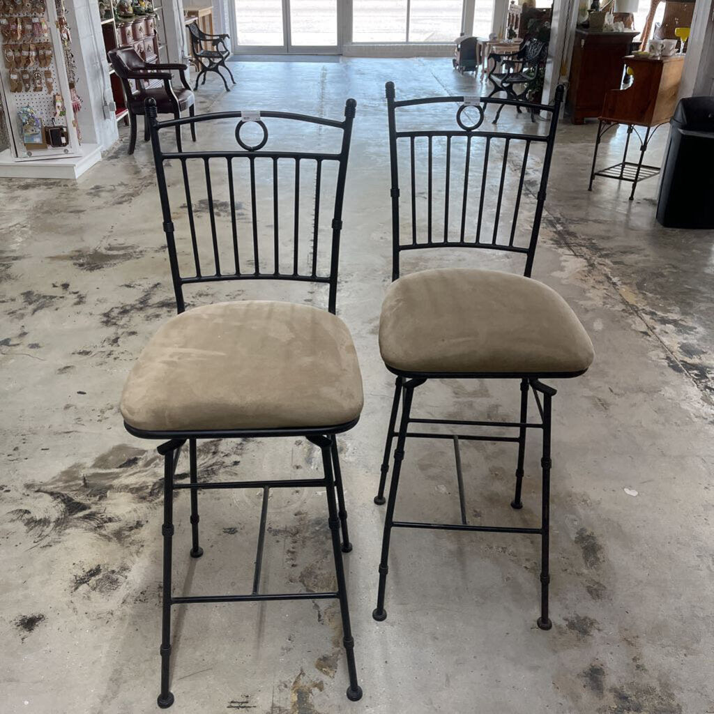 PAIR OF METAL BAR STOOLS