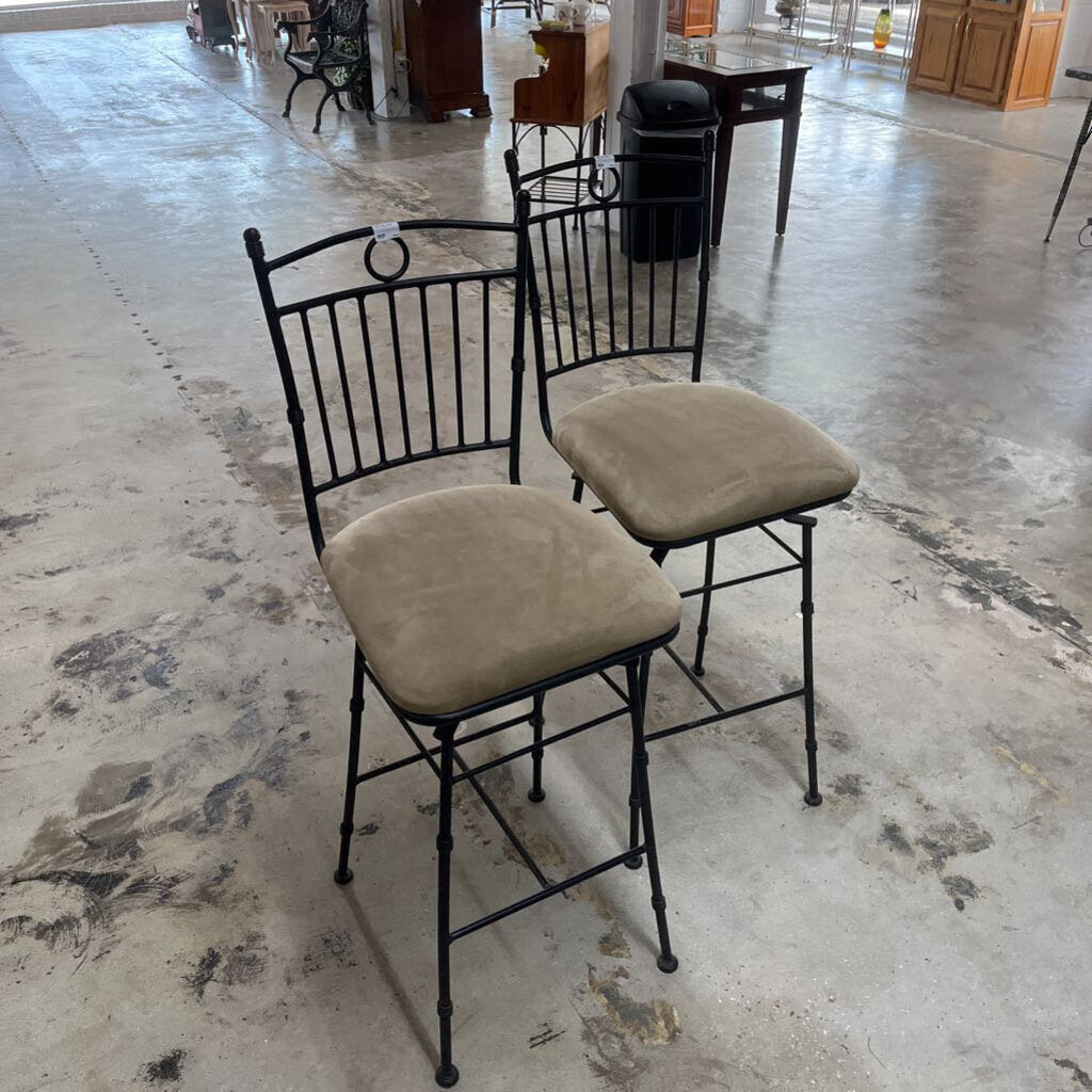 PAIR OF METAL BAR STOOLS