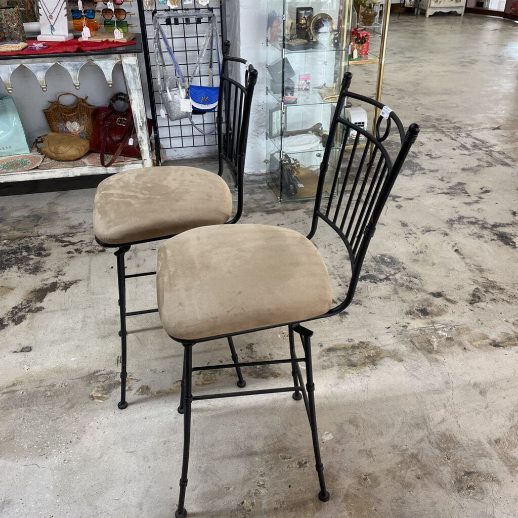 PAIR OF METAL BAR STOOLS