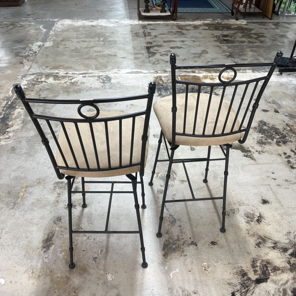 PAIR OF METAL BAR STOOLS