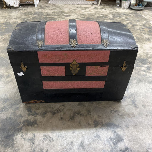 ANTIQUE TRUNK - PLEASE READ DESCRIPTION