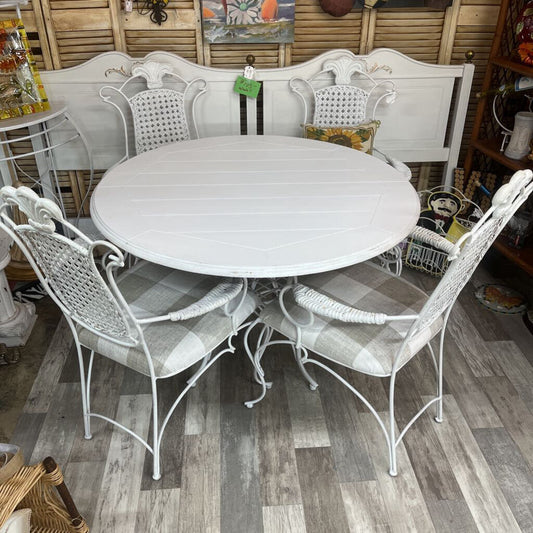 Wrought Iron Table with 4 chairs (STORE LOCATED AT 2114 PASS ROAD, GULFPORT, MS)