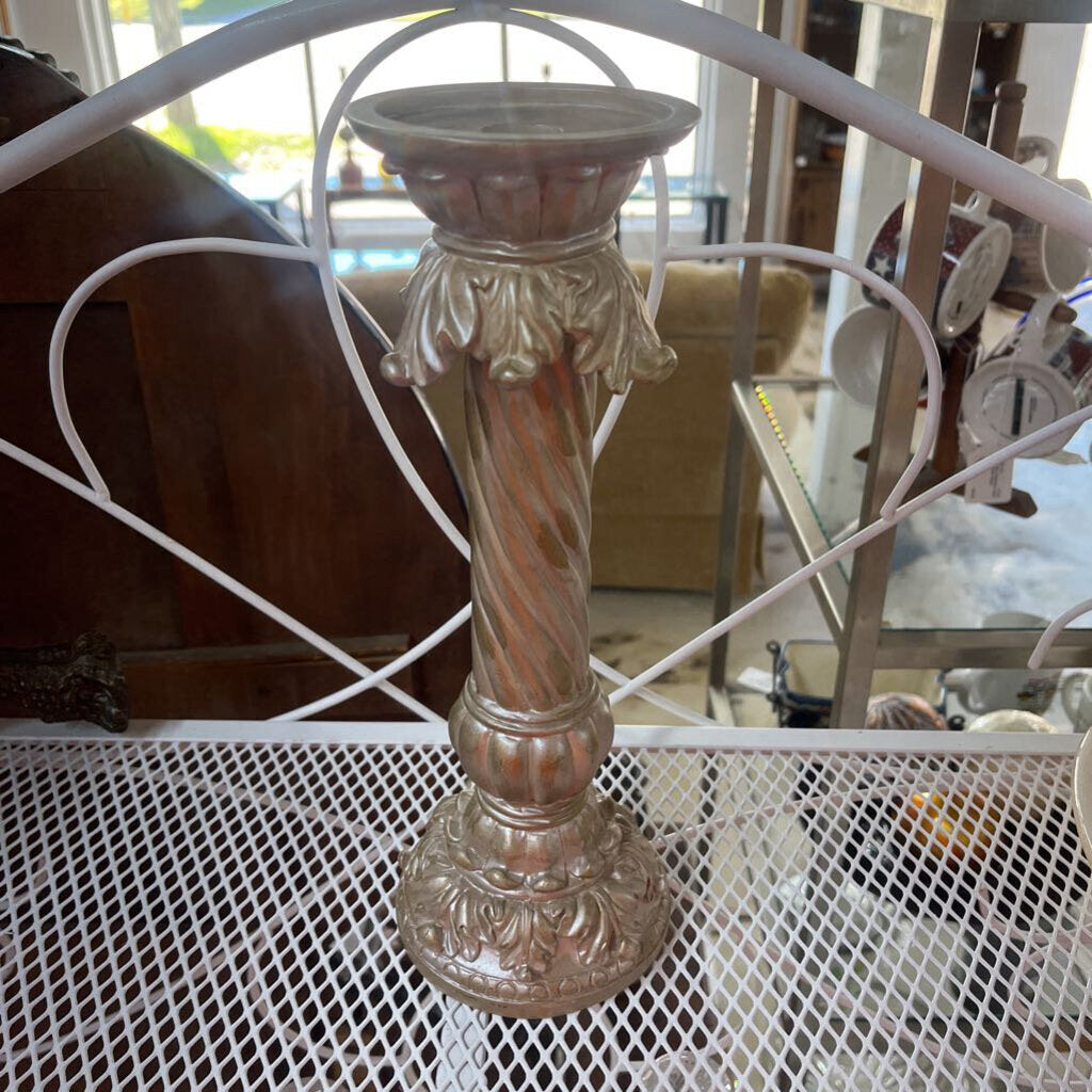 SINGLE TALL GOLDEN CANDLEHOLDER
