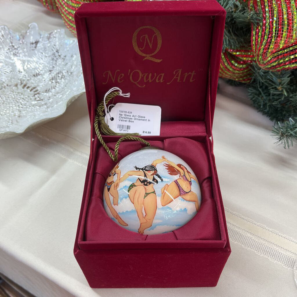 Ne 'Qwa Art Glass Christmas Ornament in Velvet Box