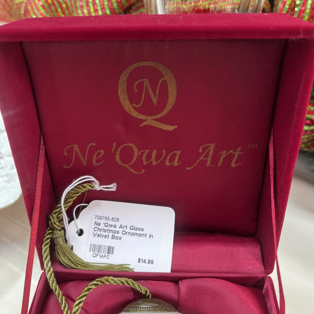 NE 'QWA ART GLASS CHRISTMAS ORNAMENT IN VELVET BOX