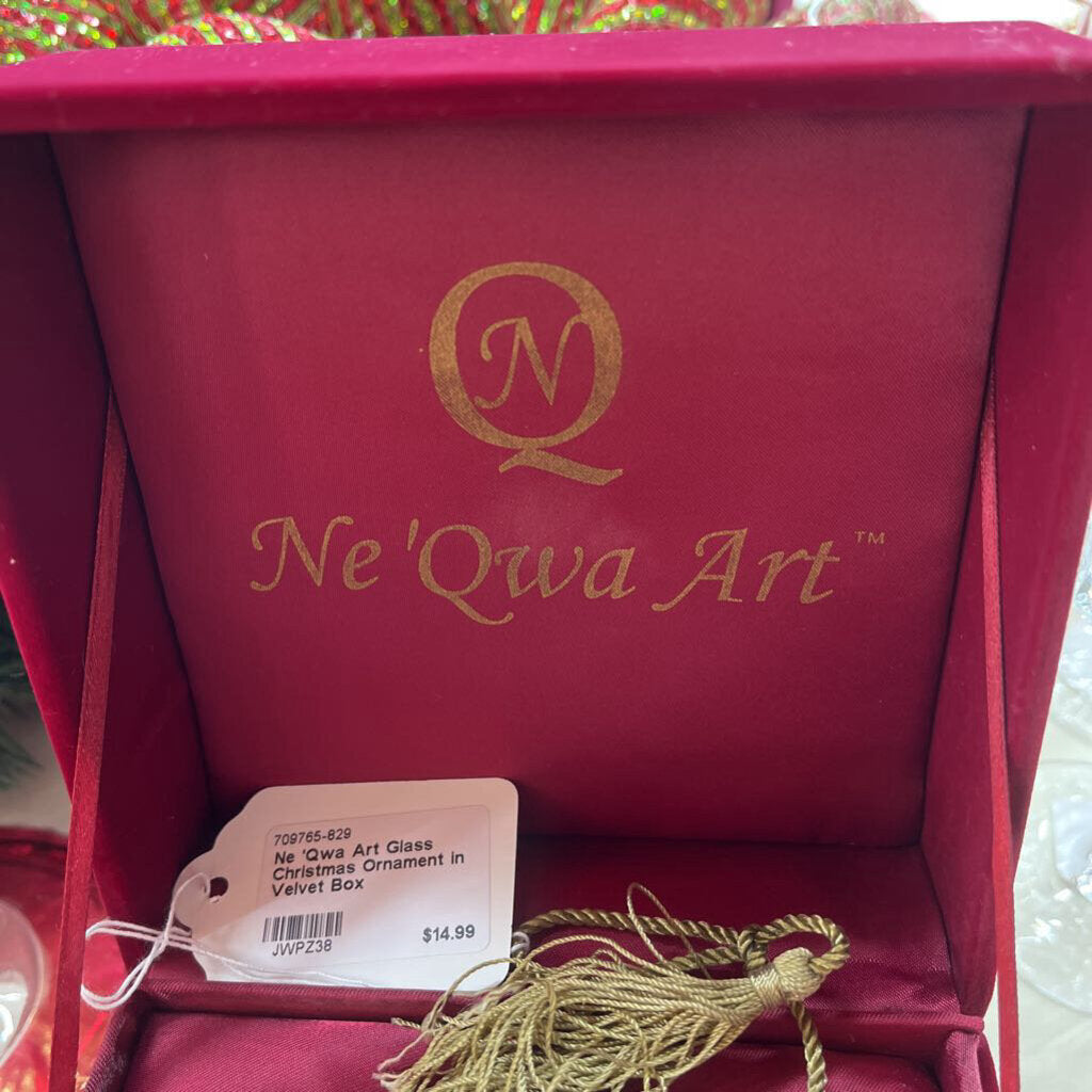 Ne 'Qwa Art Glass Christmas Ornament in Velvet Box
