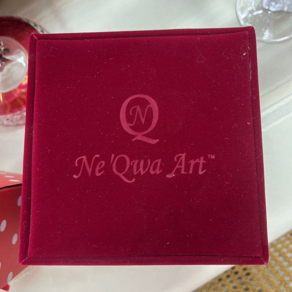 Ne 'Qwa Art Glass Christmas Ornament in Velvet Box