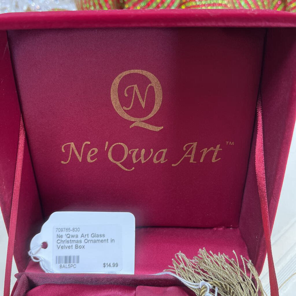 Ne 'Qwa Art Glass Christmas Ornament in Velvet Box