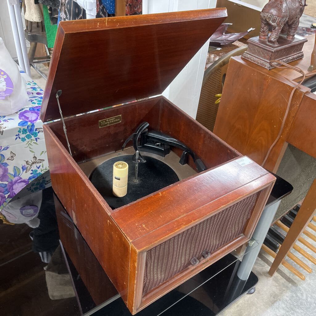 1930S MAGNAVOX RECORD PLAYER