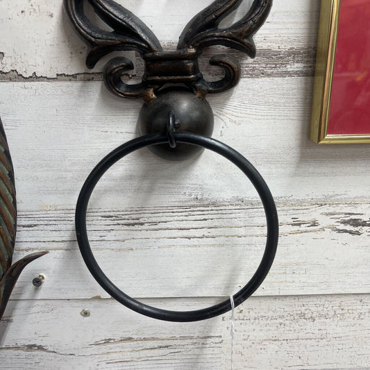 FLEUR D LES METAL TOWEL RING