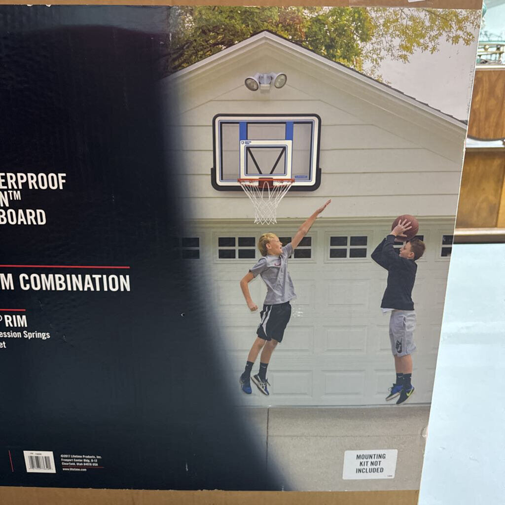 LIFETIME BASKETBALL GOAL