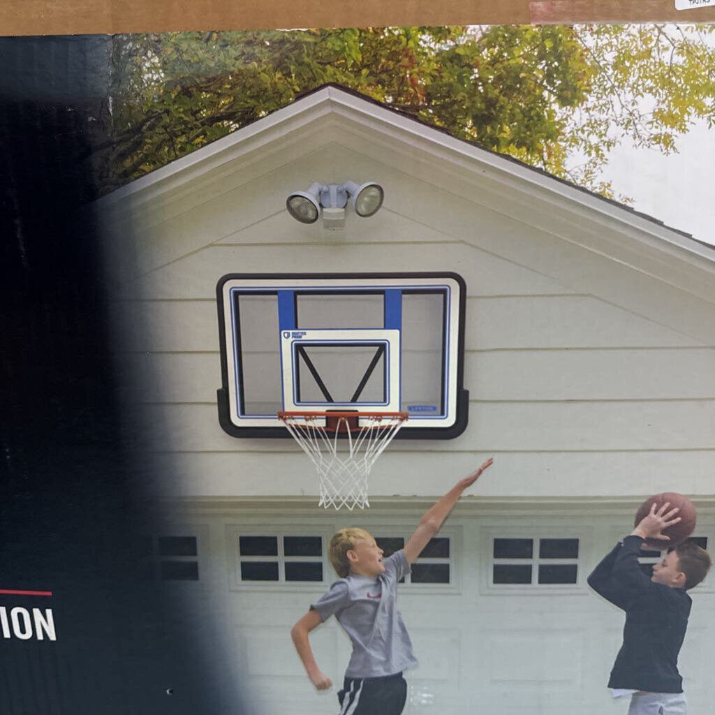 LIFETIME BASKETBALL GOAL