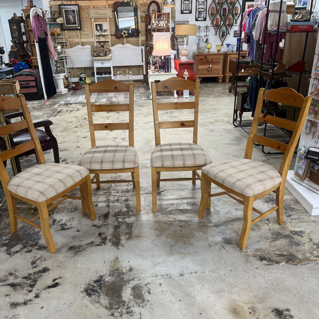 SET OF 4 PINEWOOD DINING ROOM CHAIRS