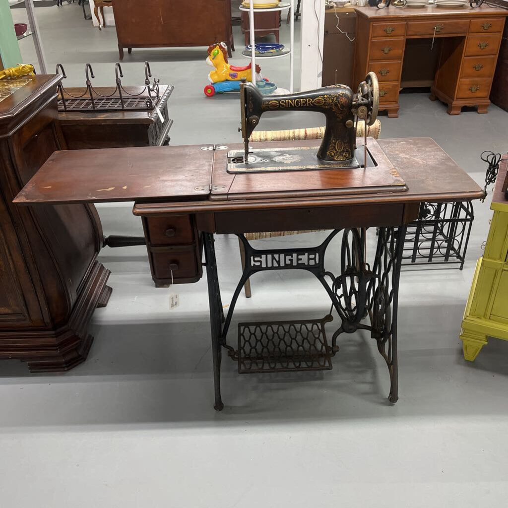 ANTIQUE SINGER RED EYE SEWING MACHINE (1921)