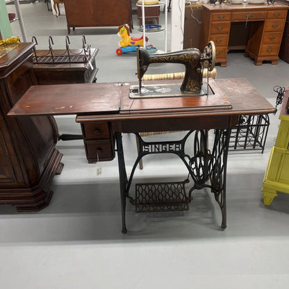 ANTIQUE SINGER RED EYE SEWING MACHINE (1921)