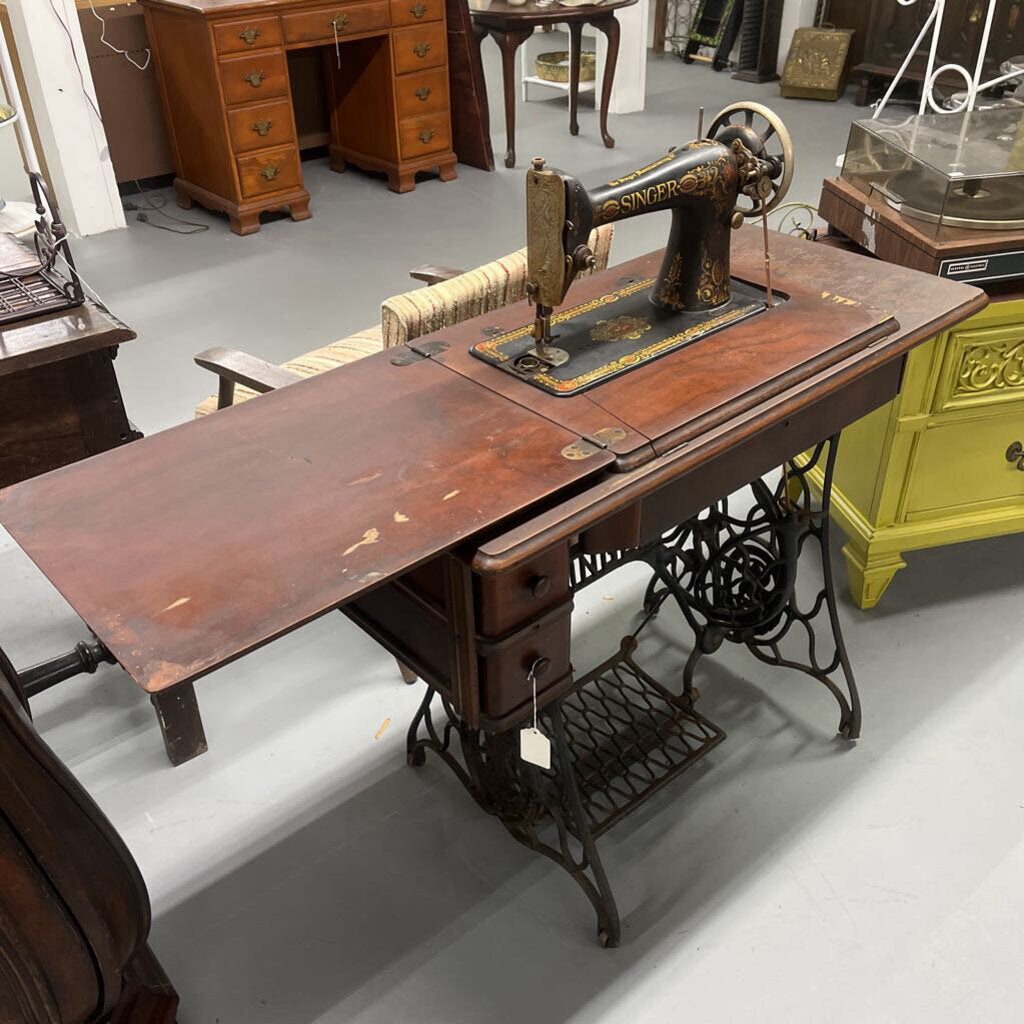 ANTIQUE SINGER RED EYE SEWING MACHINE (1921)