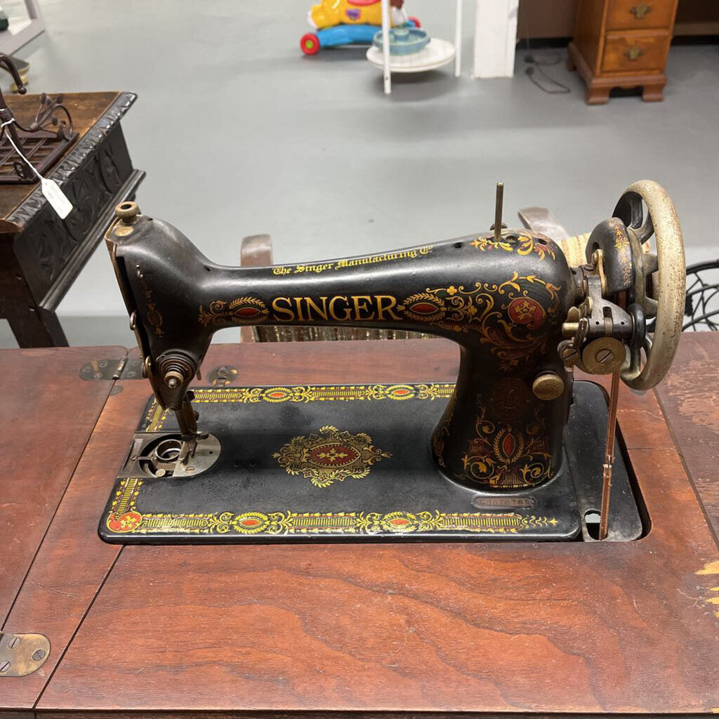 ANTIQUE SINGER RED EYE SEWING MACHINE (1921)