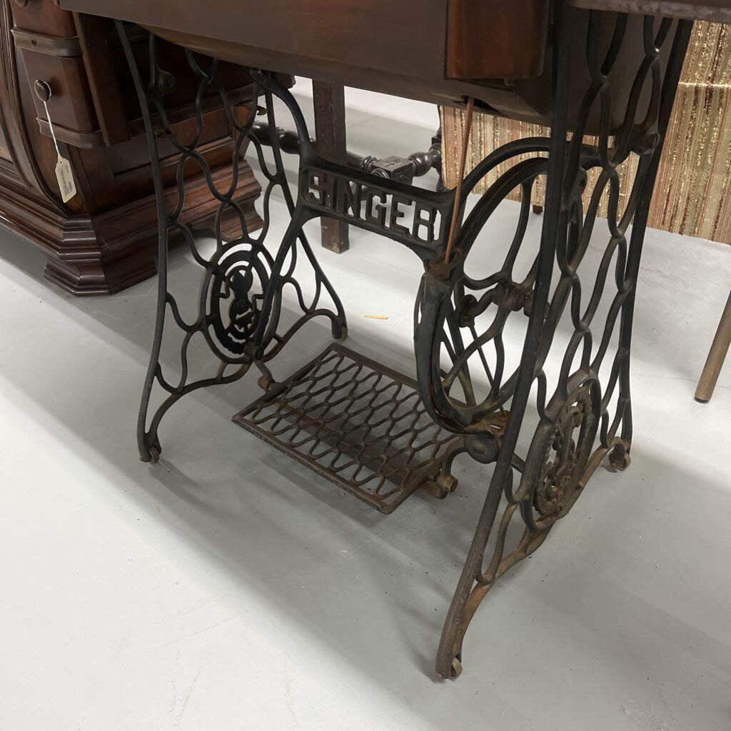 ANTIQUE SINGER RED EYE SEWING MACHINE (1921)