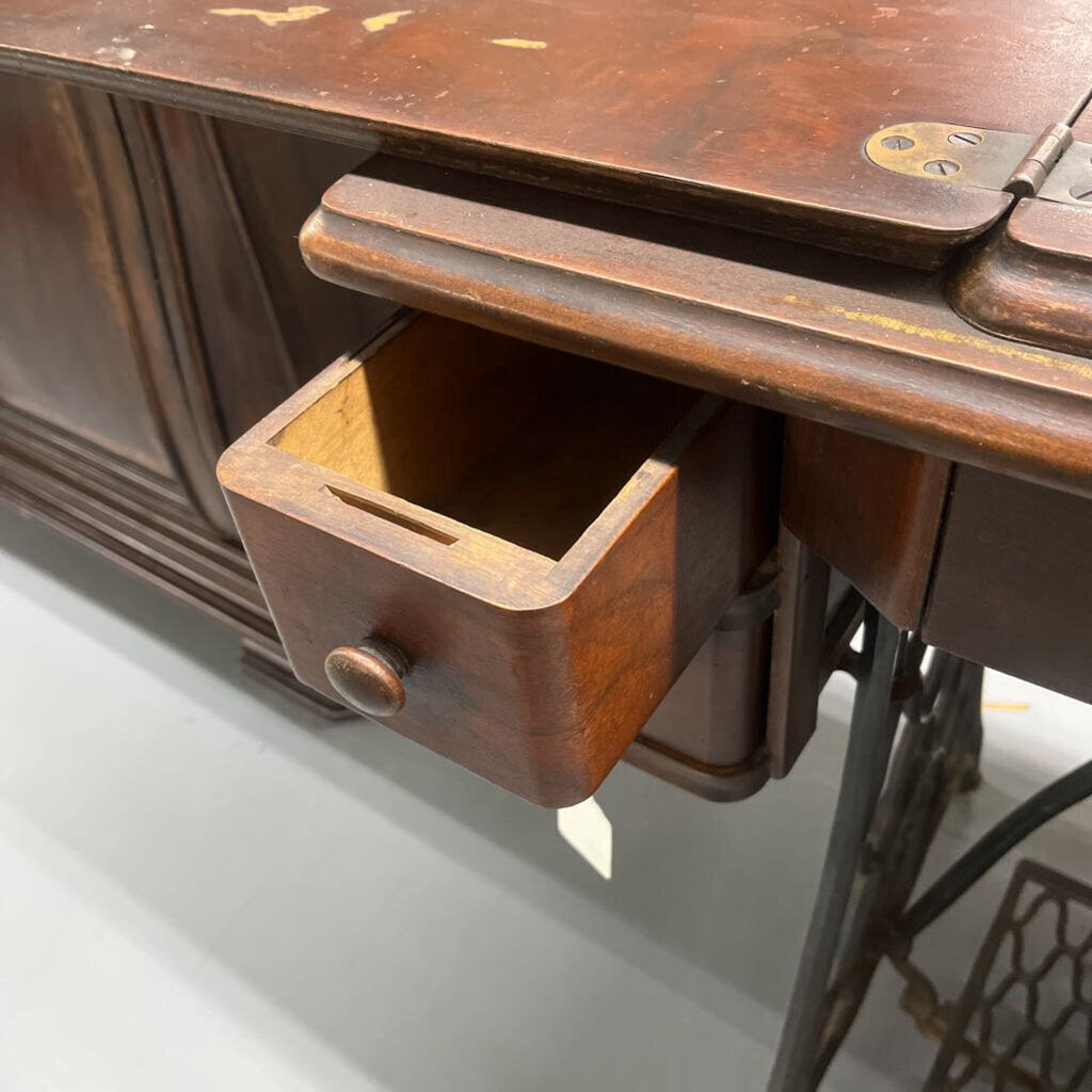 ANTIQUE SINGER RED EYE SEWING MACHINE (1921)