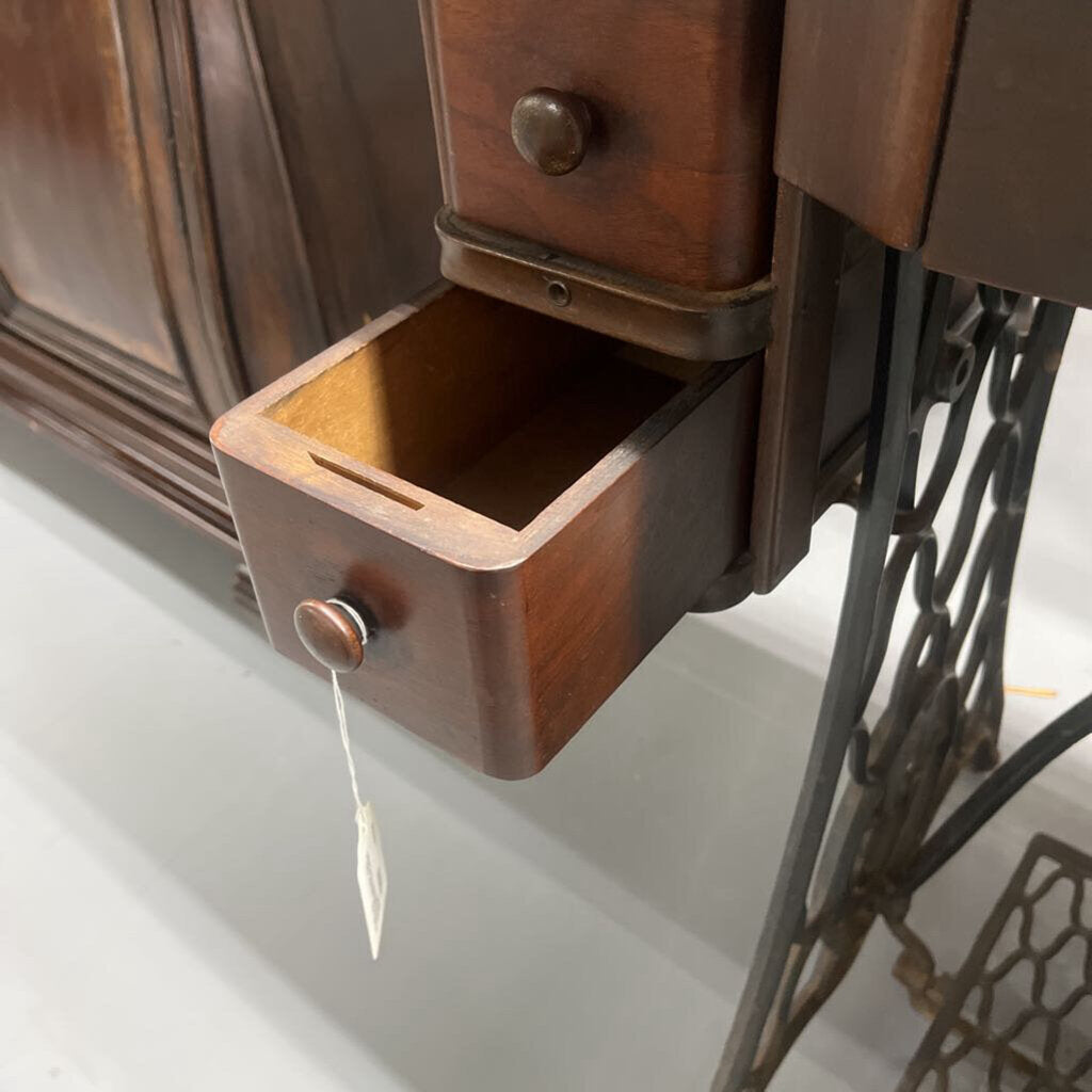 ANTIQUE SINGER RED EYE SEWING MACHINE (1921)