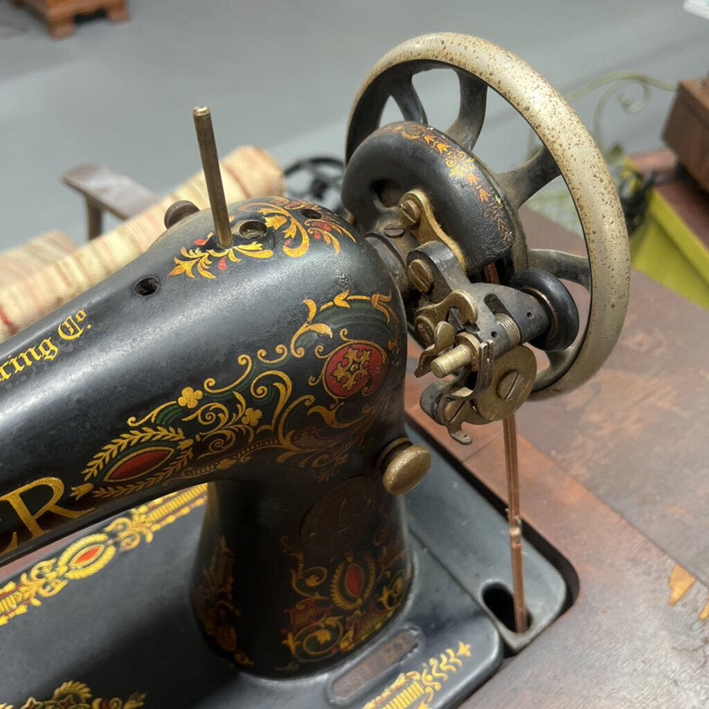 ANTIQUE SINGER RED EYE SEWING MACHINE (1921)