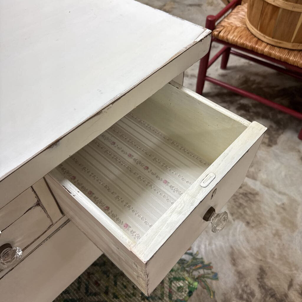 DRESSER, VTG 5 DRAWER W/ORIGINAL GLASS/BRASS HARDWARE, WHITE