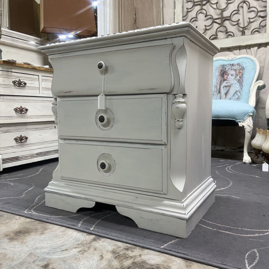 BROYHILL DISTRESSED WHITE SOLID WOOD NIGHTSTAND