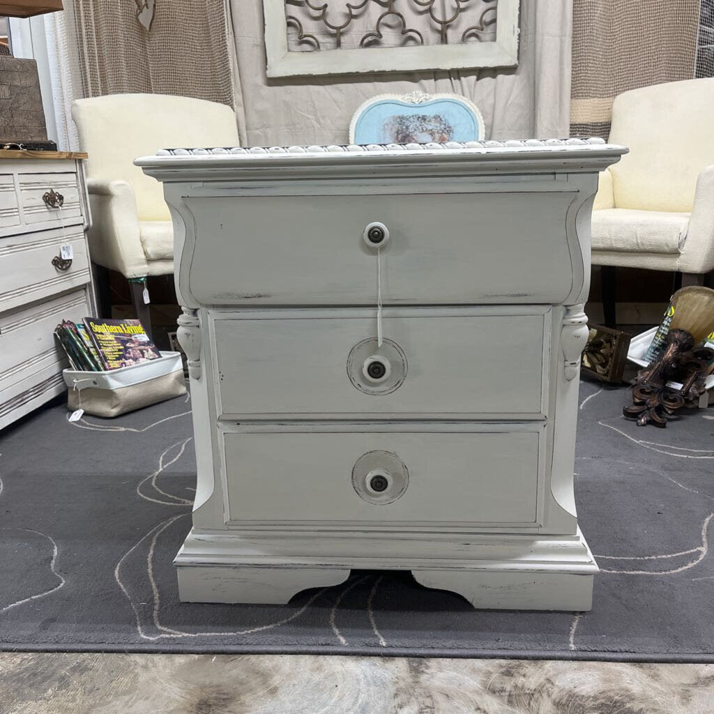 BROYHILL DISTRESSED WHITE SOLID WOOD NIGHTSTAND