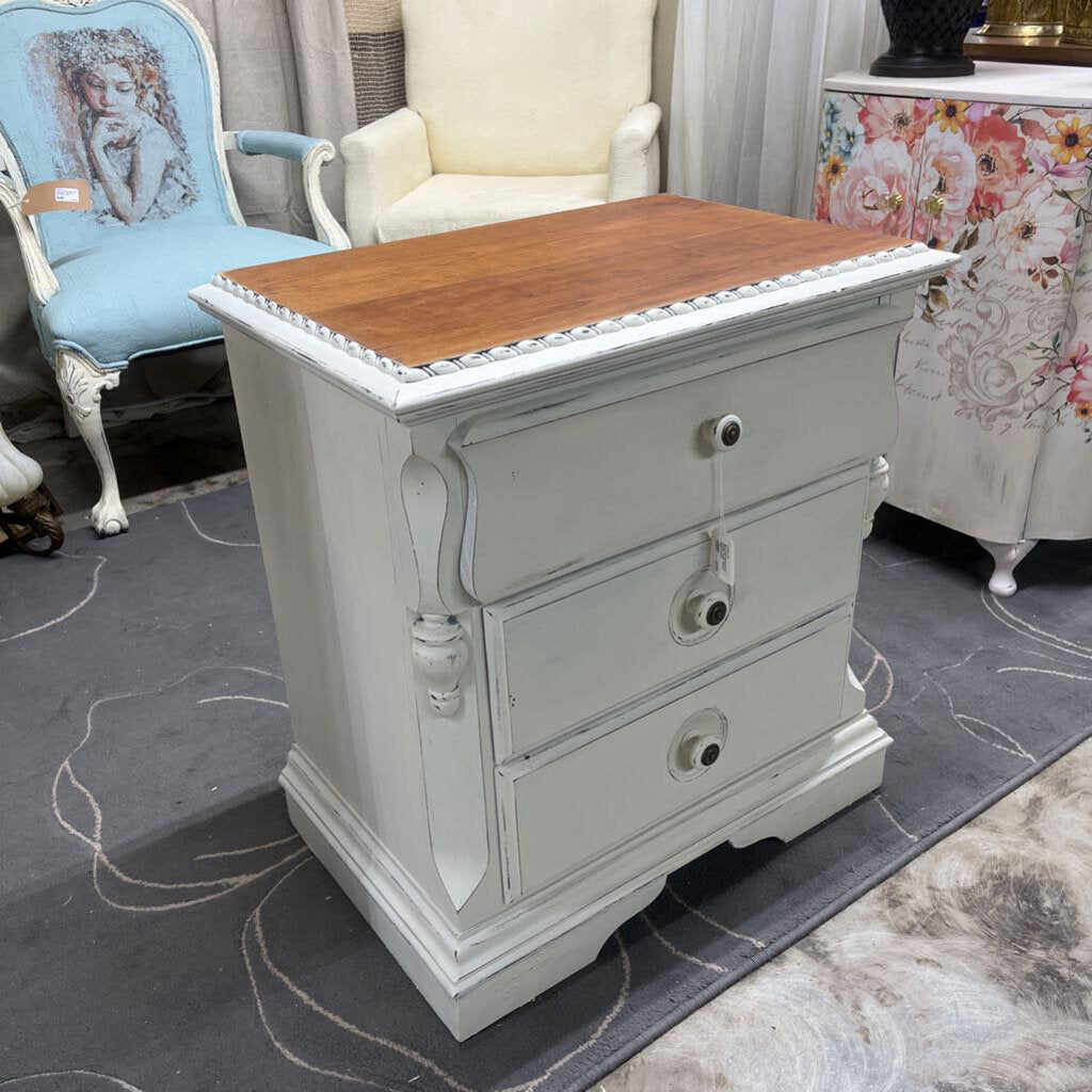 BROYHILL DISTRESSED WHITE SOLID WOOD NIGHTSTAND