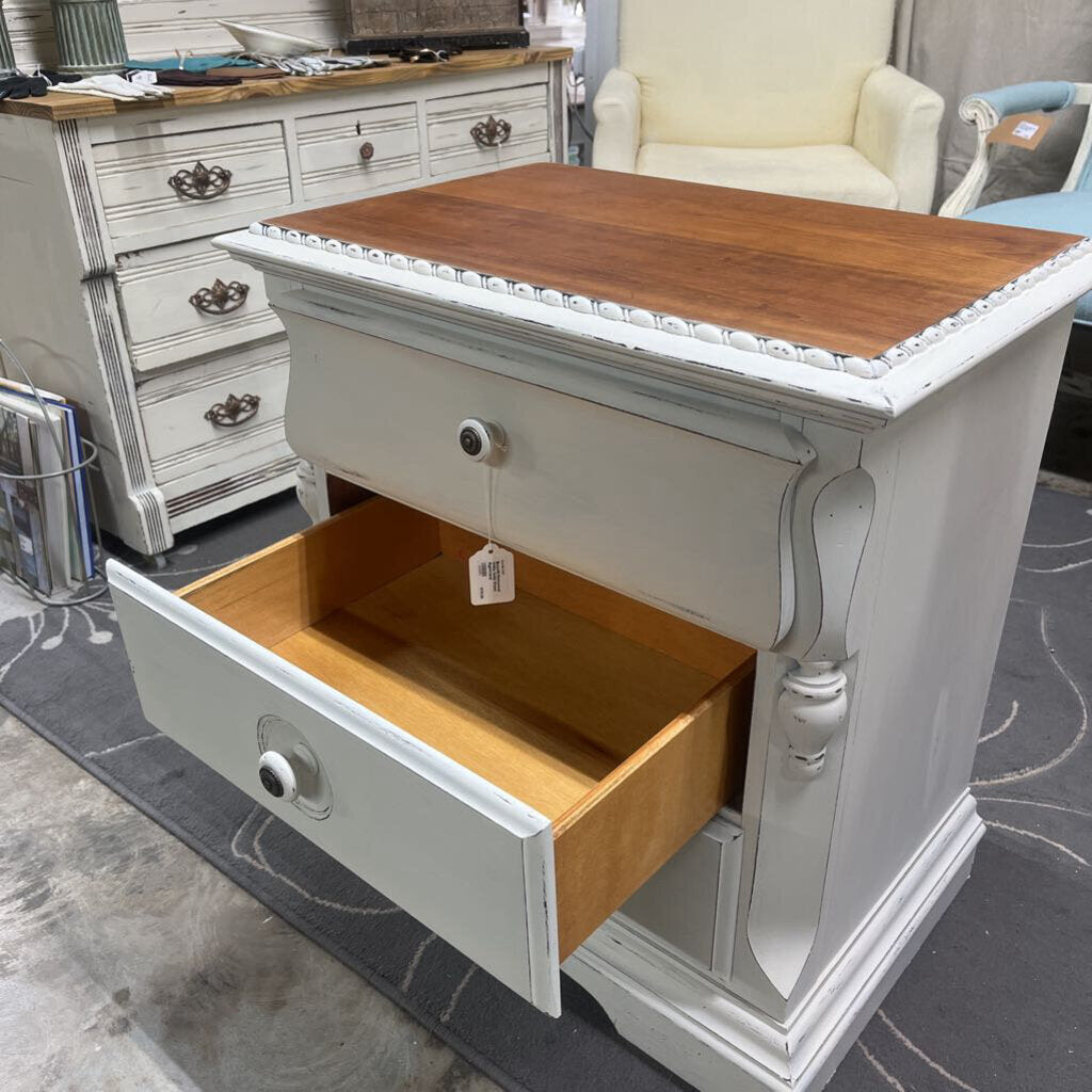 BROYHILL DISTRESSED WHITE SOLID WOOD NIGHTSTAND