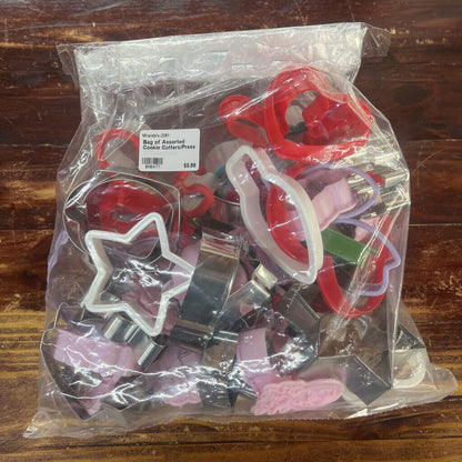 BAG OF ASSORTED COOKIE CUTTERS/PRESS