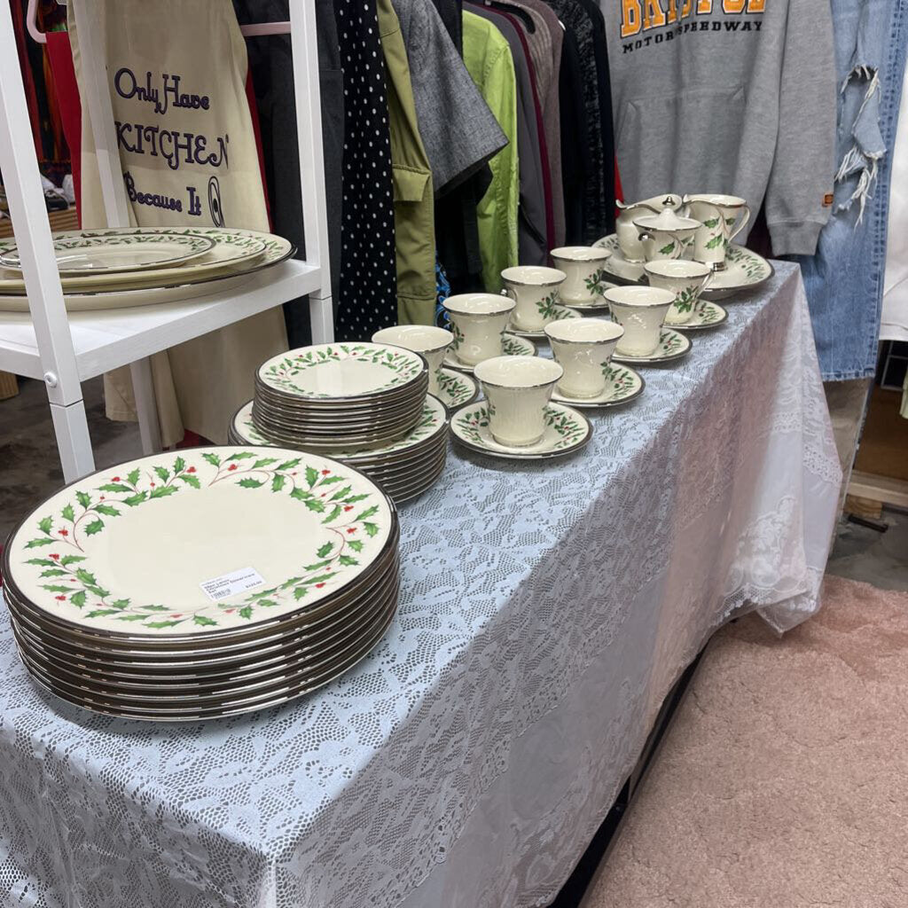 59PC LENOX CHRISTMAS DINNERWARE SET