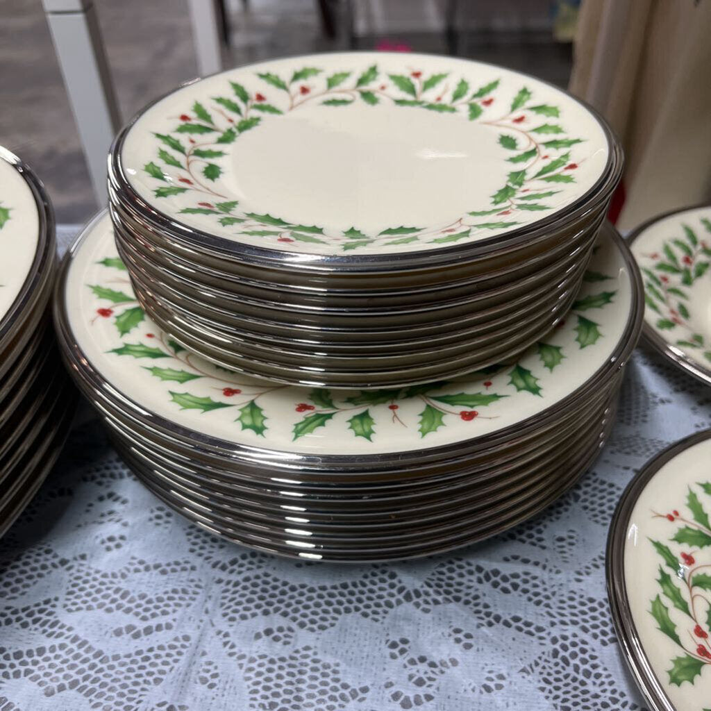 59PC LENOX CHRISTMAS DINNERWARE SET